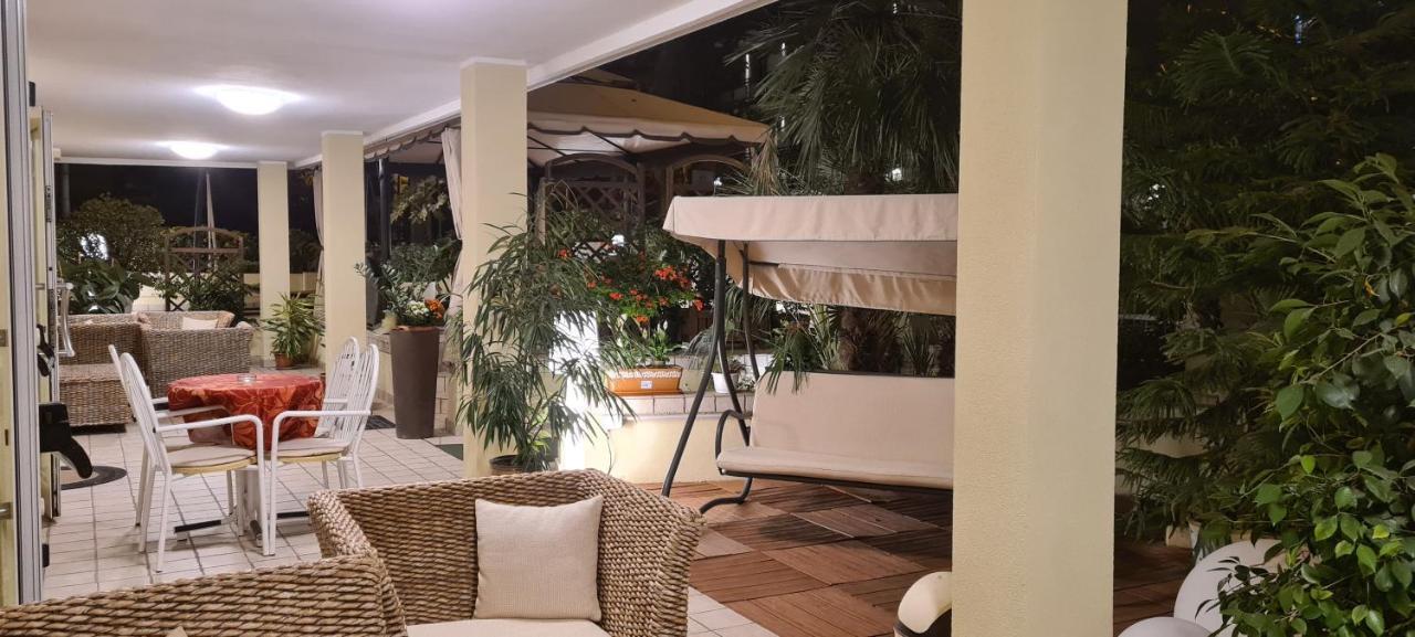 Hotel Beppe Rímini Exterior foto